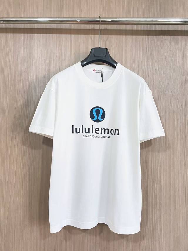 Lululemon硅胶字母T恤 双层螺纹领口 肩部通肩压条 280克纯棉面料舒适透气 白色 男女同款 码数S-XXL 2025