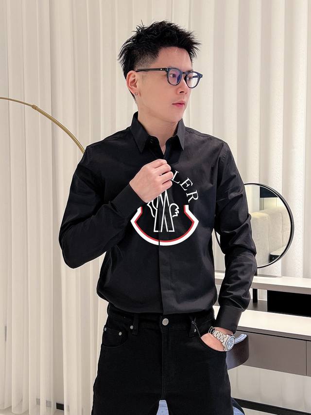 moncler 专柜最新款男士必备款衬衫，100%天然棉，舒服透气，原单狠货，原版面料，柔软舒适，上身高端又奢华，足够场面的档次，这款衬衫无不骄傲的让你满意有面