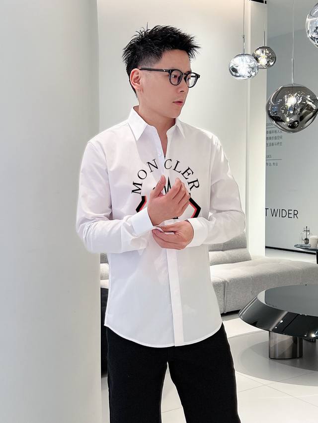 moncler 专柜最新款男士必备款衬衫，100%天然棉，舒服透气，原单狠货，原版面料，柔软舒适，上身高端又奢华，足够场面的档次，这款衬衫无不骄傲的让你满意有面