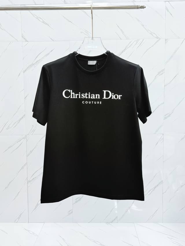 Dior 迪奥 25SS春夏新品立体印花圆领短袖T恤，胸前缀饰品牌立体字母设计，经典休闲单品更显精致，极简风格设计，不束缚不挑人的款式，简洁又好搭的一款Tee，