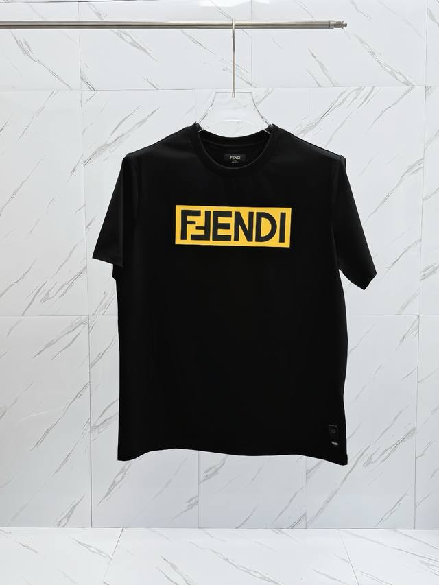 Fendi 芬迪 25ss春夏新品装饰数码印花工具图案圆领短袖T恤，正面饰有FENDI双色搭配立体印花图案，描绘FENDI工匠所用的工具，演绎新季元素设计，衣身