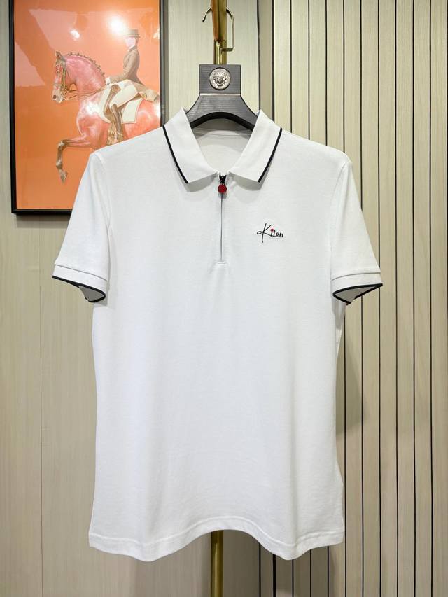 Kiton 2025新款男士刺绣标识翻领polo衫！胸前奢华品牌经典字母刺绣LOGO设计，采用高档顶级，定制全棉珠地面料 舒适亲肤手感舒适顺滑 ，细节之处尽显高