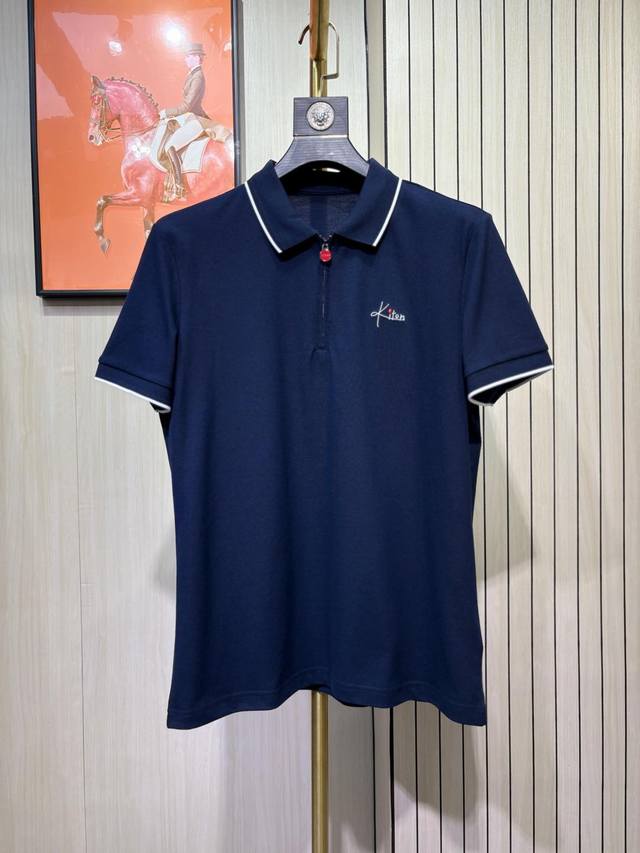 Kiton 2025新款男士刺绣标识翻领polo衫！胸前奢华品牌经典字母刺绣LOGO设计，采用高档顶级，定制全棉珠地面料 舒适亲肤手感舒适顺滑 ，细节之处尽显高