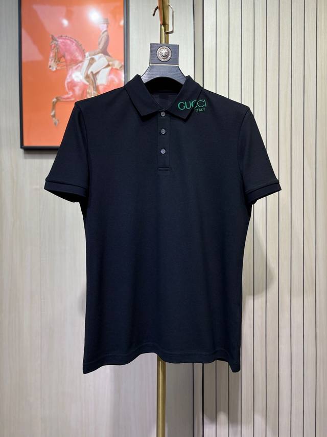 GUCCI 2025新款男士刺绣标识翻领polo衫！领口奢华品牌经典字母印花工艺，重叠刺绣LOGO设计别致时尚，采用高档顶级，定制全棉丝光珠地面料 舒适亲肤手感