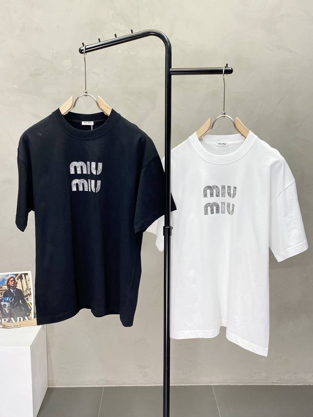 Miumiu缪缪独家专供新款男士休闲短袖 高端定制 高端版本 时尚百搭爆款进口面料 手感超柔软细腻 穿着亲肤舒适 高端精品 代工厂精细做工 上身非常赞 男士必备