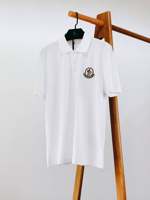 Moncler 蒙口 2025SS春夏新品 翻领徽章Polo短袖，这款Polo衫采用高端棉质珠地面料制成，是适合各种季节的隽永设计单品。经典款式，胸前像素徽标刺