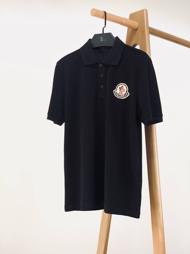 Moncler 蒙口 2025SS春夏新品 翻领徽章Polo短袖，这款Polo衫采用高端棉质珠地面料制成，是适合各种季节的隽永设计单品。经典款式，胸前像素徽标刺