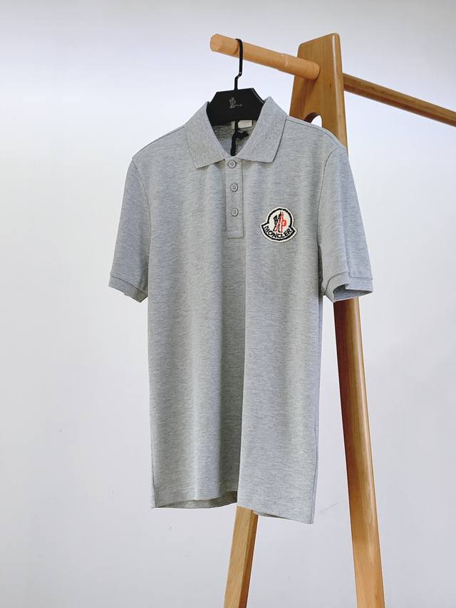 Moncler 蒙口 2025SS春夏新品 翻领徽章Polo短袖，这款Polo衫采用高端棉质珠地面料制成，是适合各种季节的隽永设计单品。经典款式，胸前像素徽标刺 - 点击图像关闭