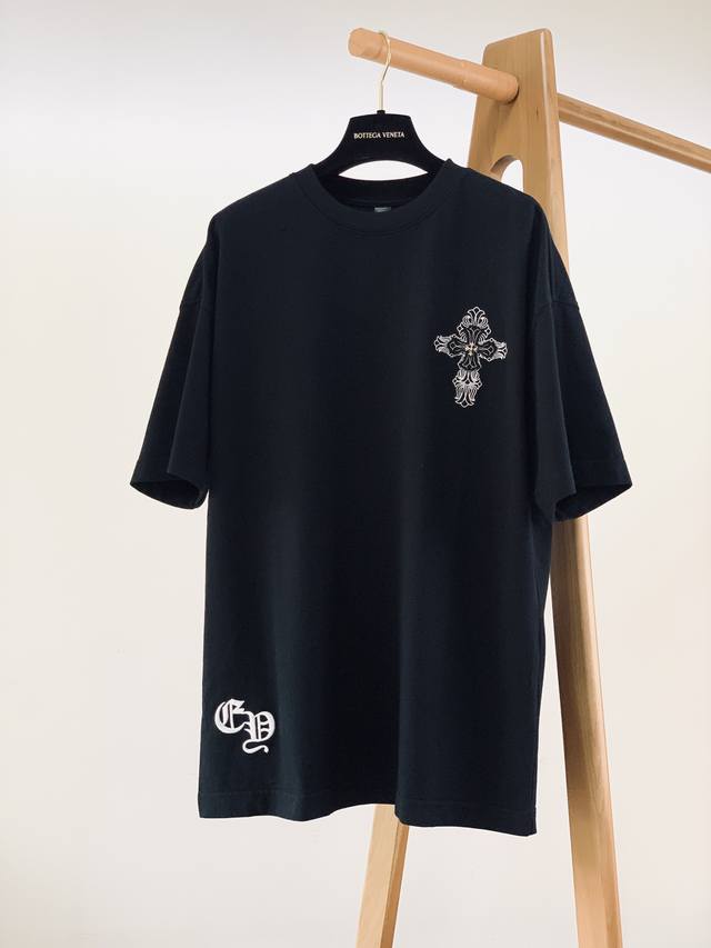 Chrome Hearts 克罗心 2025SS春夏新品 新款刺绣五金十字标装饰印花工艺短袖T恤。 星云梵文真的让我眼前一亮~ 胸前刺绣十字架logo＋贴布烧花