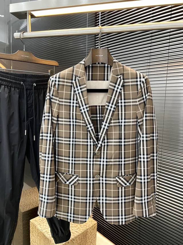 Burberry- 巴宝莉 2025春夏季新品西装外套。时尚商务休闲，进口聚脂纤维面料 淡淡光泽 柔软顺滑 质感细腻。完美剪裁合体贴身 舒适 塑形有型。手感我无