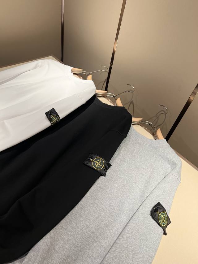 StoneIsland 石头岛2025早春新款男女同款卫衣，品牌最新设计元素！既不单调也不复杂,恰到好处的展现品味！客供定制进口纯棉面料！面料独具的高奢立体感呈