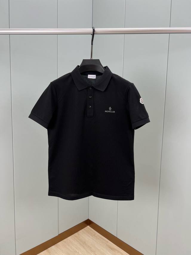 Moncler 25春夏新品灰色字母印花标识Polo衫，领口饰有三扣门襟，左袖饰有经典毡艺刺绣章仔徽标，定制60支双丝光珠地棉面料；黑色 白色 M～XXXL