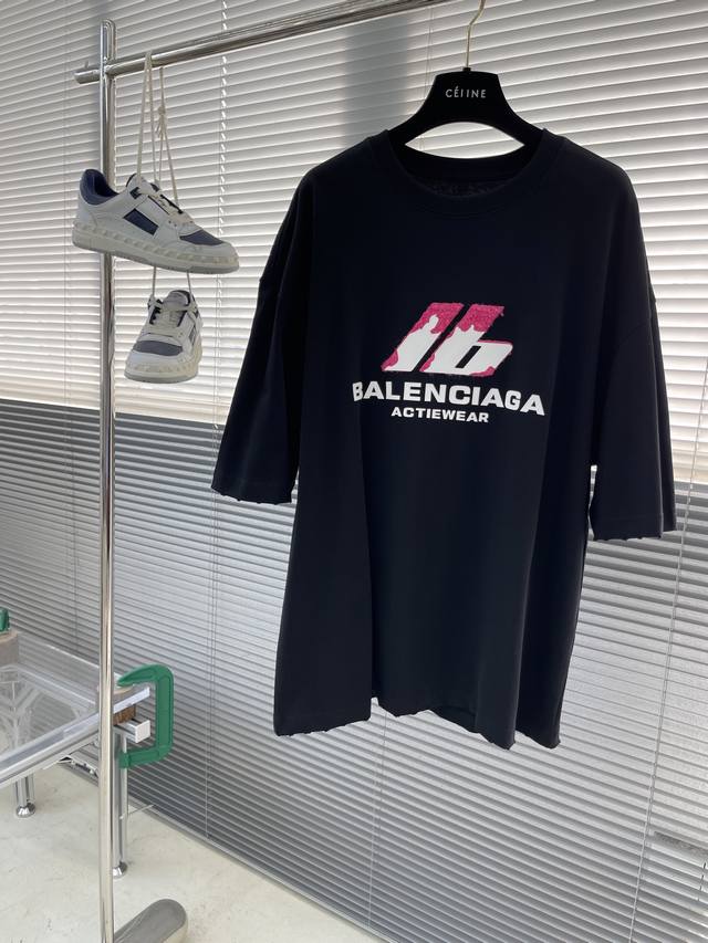 高版本 BALENCIAG 25春夏新品宽松版型短袖T恤，采用定制340g高克重棉面料，非常有质感，胸口重工锈织胶印印花。袖口下摆均做旧磨破，紧跟时尚潮流。 o