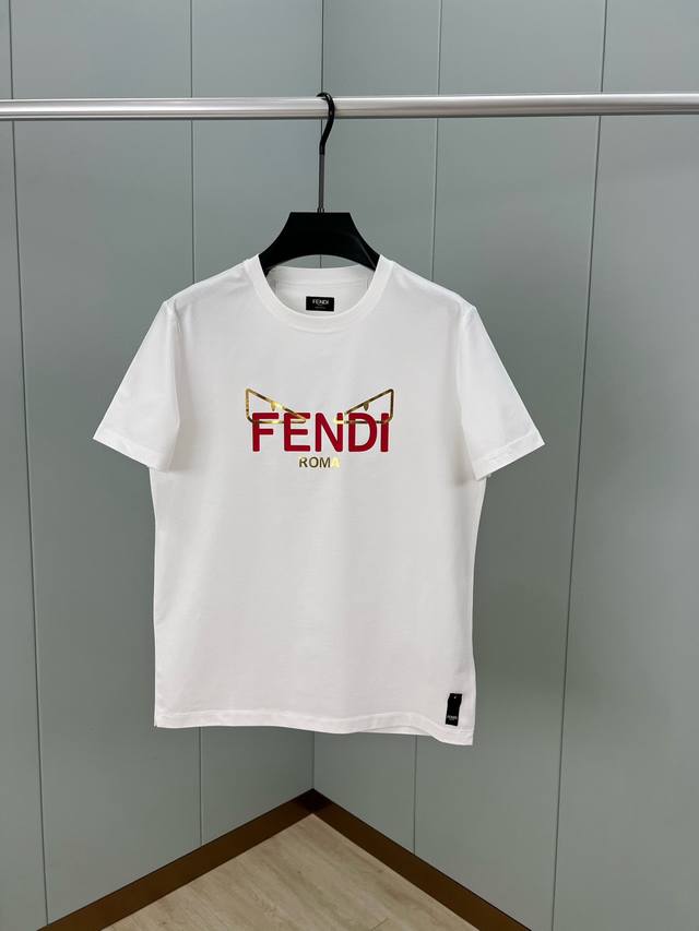 FENDI 25春夏限定新品小怪兽印花+金箔标识短袖T恤，正面饰有定制的FENDI Roma字样以及红色和金色FENDI Eyes图案印花。 Fendi 100 - 点击图像关闭