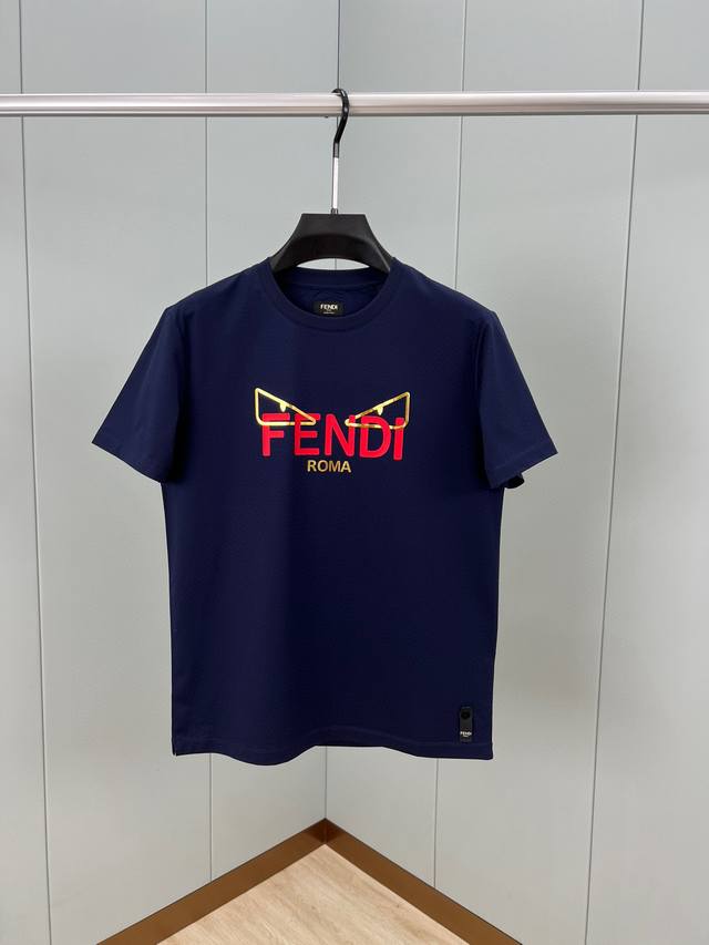 FENDI 25春夏限定新品小怪兽印花+金箔标识短袖T恤，正面饰有定制的FENDI Roma字样以及红色和金色FENDI Eyes图案印花。 Fendi 100