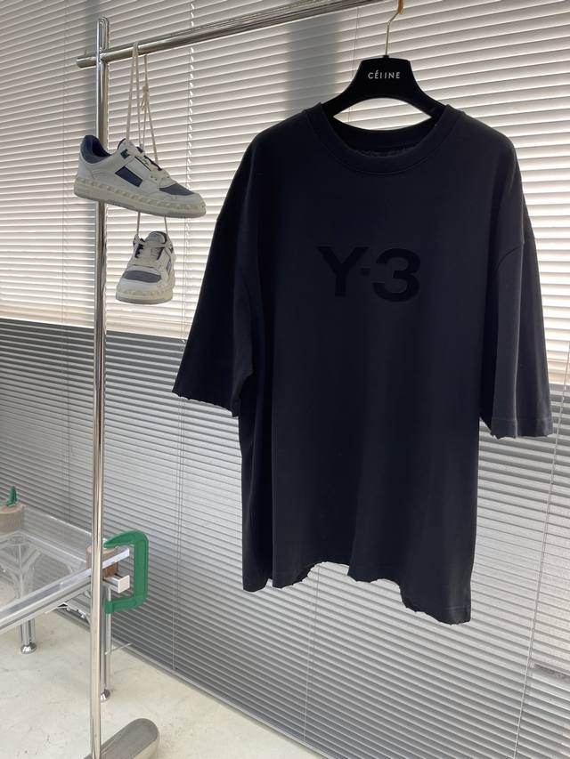 高版本 Y-3山本耀司 25春夏新品宽松版型短袖T恤，采用定制340g高克重棉面料，非常有质感，袖口下摆均做旧磨破，紧跟时尚潮流。 oversize 版本 颜色