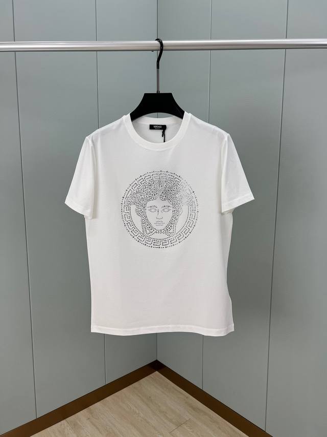 Versace 25春夏新品水晶Medusa短袖T恤，正面饰有水晶缀饰的Medusa图案，采用定制80支双股丝光棉面料；黑色 白色 海蓝 M-XXXL 黑白可定