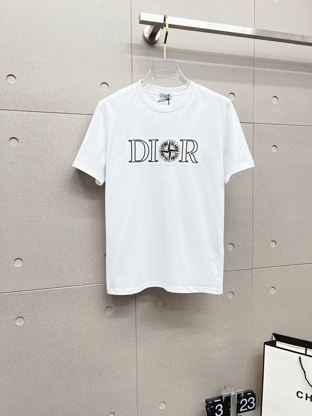 Dior 迪奥 2025ss家双狗徽标圆领短袖 面料采用平纹组织方式织造的品质优良的纯棉面料。这种面料的特点包括经纬纱线垂直相交，布面经纬纱线纹理清晰，手感柔软