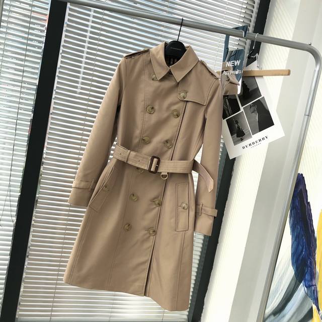 1004600 Burberry 基础款女士切尔西中长风衣出货！ 官网同款，专柜在售！ 市面最高版本！纯原品质！ 一如既往的防水嘎巴甸面料，区别市场面料，此款面