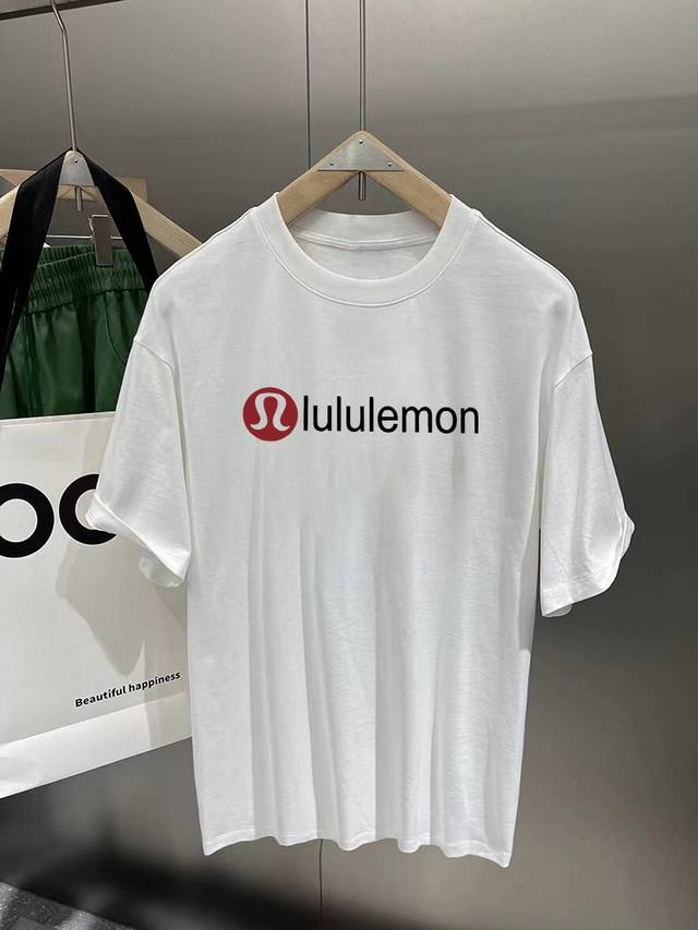 lululemon 新款字母印花双层重工短袖T桖 字母图案不管是T桖还是卫衣都是每年的爆款单品 前幅大面积印花采用大康丽数码印花机直喷 成本极高 经过多次的调试