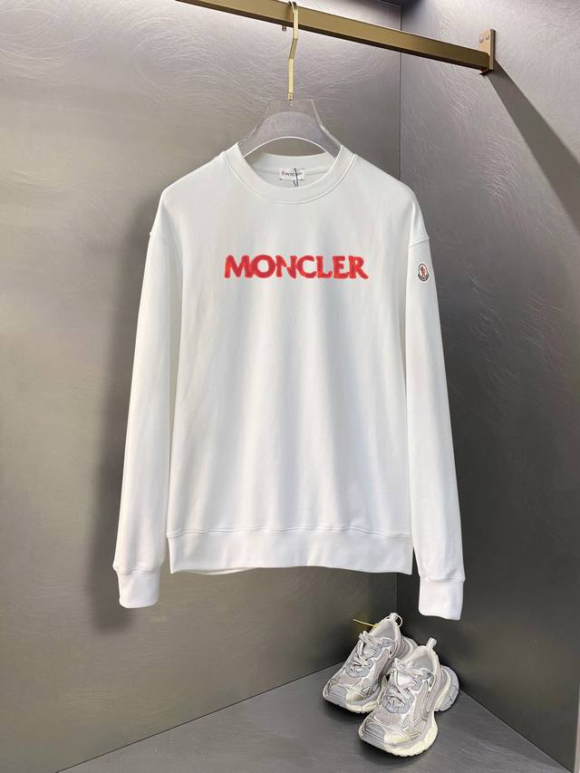 moncler 官网 新款字母印花双层重工字母图案不管是T桖还是卫衣都是每年的爆款单品 前幅大面积印花采用大康丽数码印花机直喷 成本极高 经过多次的调试打版图案