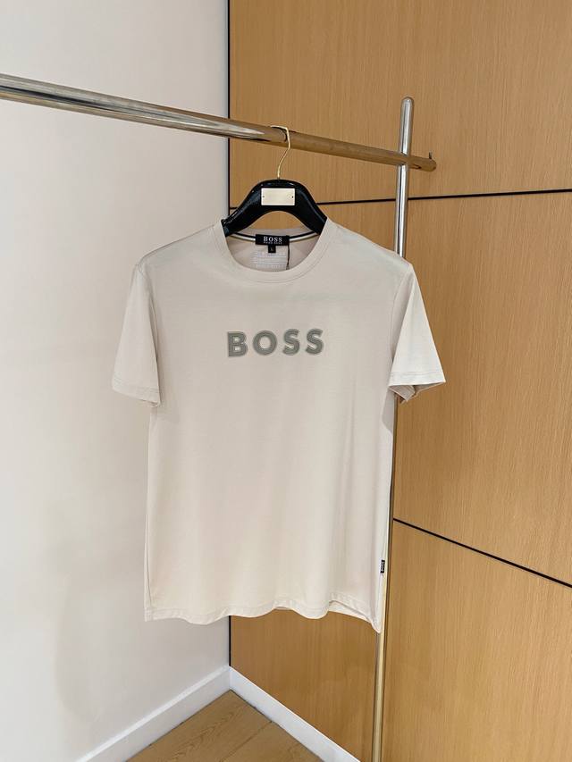 Boss 高定面料 玉蚕丝般的丝滑 2025春夏新品上市时尚经典圆领短袖时尚单品设计，更加时尚舒适，高标准定制，上身非常有型，胸前品牌经典LOGO 图案 客供辅