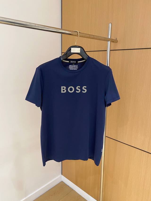 Boss 高定面料 玉蚕丝般的丝滑 2025春夏新品上市时尚经典圆领短袖时尚单品设计，更加时尚舒适，高标准定制，上身非常有型，胸前品牌经典LOGO 图案 客供辅