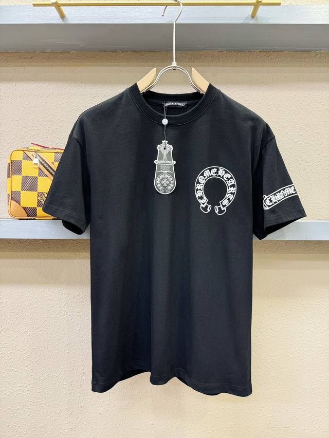 CHROME HEARTS 克罗心 25ss新款T恤，官网同步发售，品牌经典Logo设计，精心印花点缀，上身效果超赞。手感柔软亲肤，着身舒适透气性都无法挑剔，实