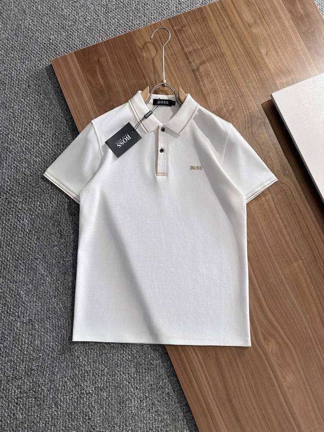 HUGO BOSS 2025 夏季新款男士翻领polo衫，解锁意式优雅。领口设计是整件短袖的点睛之笔，简约线条勾勒出利落造型，标志性品牌logo以精致的刺绣工艺