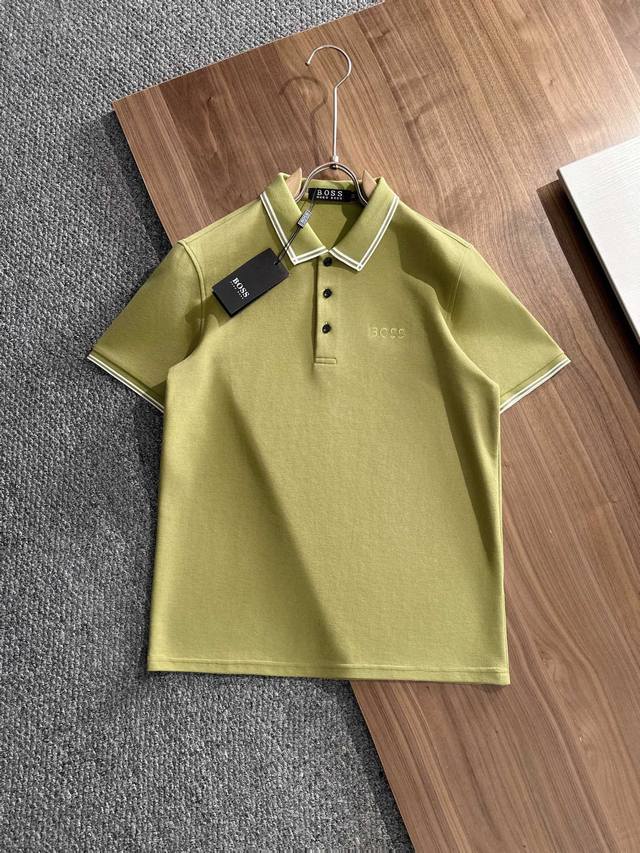 HUGO BOSS 2025 夏季新款男士翻领polo衫，解锁意式优雅。领口设计是整件短袖的点睛之笔，简约线条勾勒出利落造型，标志性品牌logo以精致的刺绣工艺