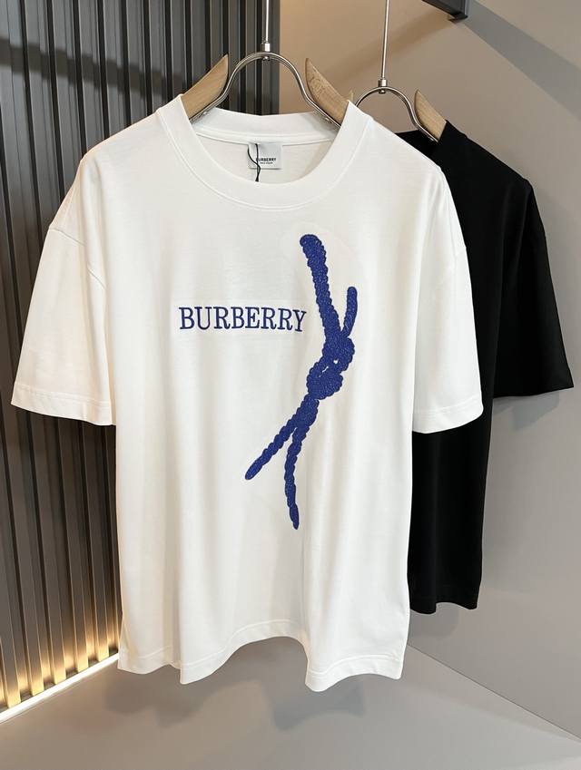 BURBER*Y巴*莉2025春夏新品男女同款短袖T恤，重磅来袭，最近比较火热的环保纯棉面料制作而成，高端户外运动休闲系列，非常火热运动风潮！BUR最新研发的特