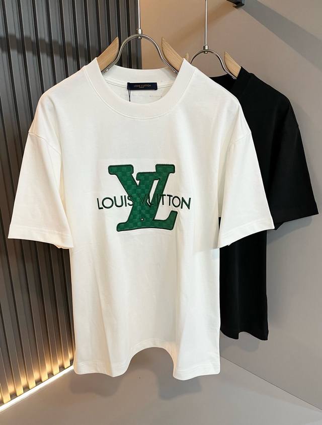 LouisVuitt*路易*登 2025春夏全新系列单品上线，非常时髦前卫的一款男女同款短袖T恤，标识logo图案刺绣修饰！区别于以往的不同，宣示品牌传承多年的