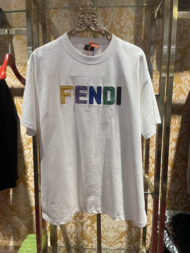 2025春夏新款 FENDI 芬迪新款纯棉绣花T恤 码数：S M L XL 颜色：黑 白