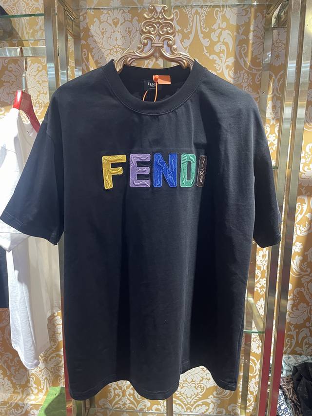 2025春夏新款 FENDI 芬迪新款纯棉绣花T恤 码数：S M L XL 颜色：黑 白