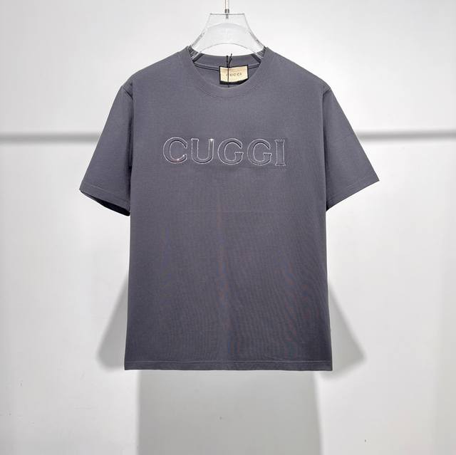 Gucci新品2025ss早春系列浮雕压花烫钻字母短袖 T 桖 选用客供定制针织100%纯棉面打造,面料手感细腻，厚实有质感的纯棉布高密度的机织工艺，如棉絮般柔