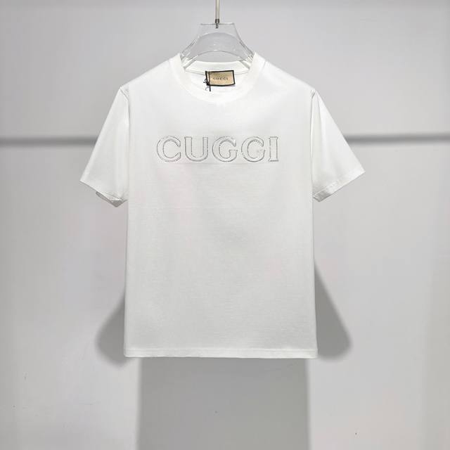 Gucci新品2025ss早春系列浮雕压花烫钻字母短袖 T 桖 选用客供定制针织100%纯棉面打造,面料手感细腻，厚实有质感的纯棉布高密度的机织工艺，如棉絮般柔