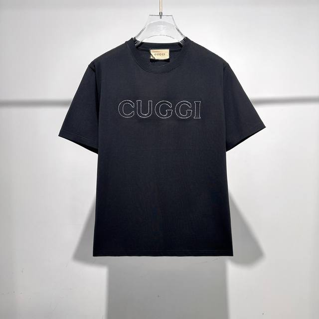 Gucci新品2025ss早春系列浮雕压花烫钻字母短袖 T 桖 选用客供定制针织100%纯棉面打造,面料手感细腻，厚实有质感的纯棉布高密度的机织工艺，如棉絮般柔